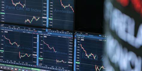 解析近期全球市场下行背后的美国经济数据冲击、对利率与汇率的联动影响以及投资者在不确定环境中的应对思路,提供可操作的市场观察与中长期风险管理建议。
