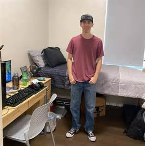 犹他州发生震惊全国的政治刺杀事件,知名保守派活动家查理·柯克在犹他谷大学发表演讲时被枪杀,嫌疑人泰勒·罗宾逊被迅速逮捕。本文详尽回顾案件始末,分析相关背景和社会反响,探讨政治暴力的影响及未来风险。
