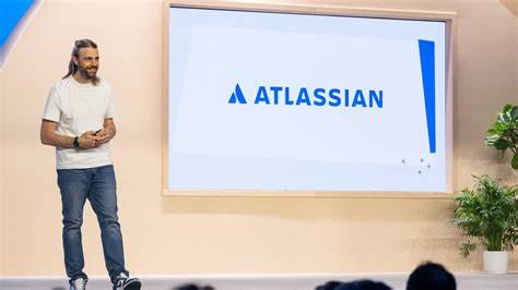 随着人工智能技术的迅速发展,Atlassian通过十亿美元收购开发者分析公司DX,致力于为开发管理带来前所未有的透明度和效率。新的企业战略不仅为开发团队引入AI赋能工具,还帮助管理者实现对开发流程和投资回报的精准掌控。未来软件开发和团队管理将因这一创新而发生深刻变革。
