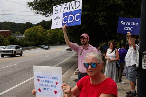 美国疾病控制与预防中心(CDC)近期因局长被突然免职引发内部动荡,多名高级官员被安保人员护送离开总部。本文深入分析事件背后的政治博弈、公共卫生体系的挑战以及对美国疫情防控的影响。
