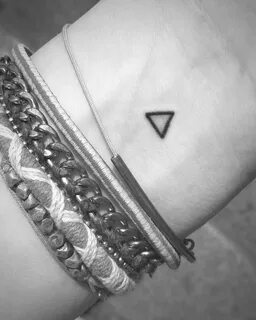 服装标签上的符号是指导我们正确清洗和保养衣物的重要信息。尤其是三角形符号,它代表了关于衣物漂白过程的指示,帮助我们避免因错误处理而损坏衣物。本文将详细介绍三角形符号的含义及其相关变体,为您正确识别和使用衣物标签提供全面帮助。
