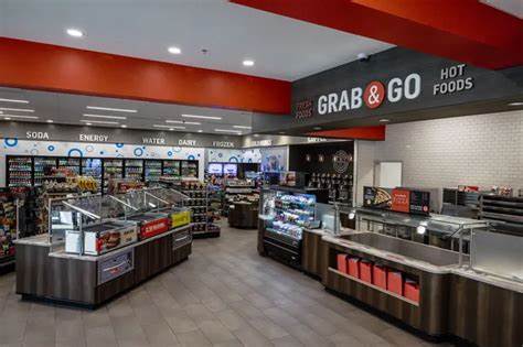 通过收购知名三明治连锁品牌Potbelly,RaceTrac成功弥补食品服务短板,快速提升竞争力,推动便利店行业迈入食品创新和多样化发展新时代。本文深入探讨此次收购的背景、意义及未来影响,解析RaceTrac如何借助Potbelly实现品牌跨越式成长。
