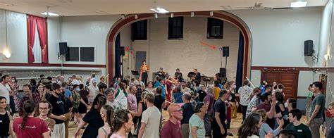 本文详细探讨了在BIDA舞会中采用乙二醇蒸汽和远紫外线UVC技术改善空气质量的实践经验,同时介绍了通风量(CFM)的测量方法及其在实际应用中的重要意义,为公共活动场所的感染防控提供科学依据和技术参考。
