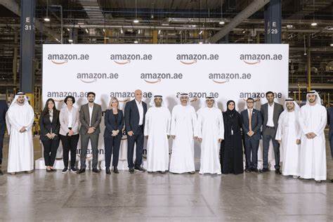 亚马逊宣布在阿布扎比设立首个履约中心,旨在提升当地电商物流效率,加快配送速度,并助力中小企业发展,为阿联酋及更广泛中东地区的数字经济注入新动力。履约中心配备创新实验室,结合先进技术,实现运营流程优化,标志着亚马逊与阿布扎比投资办公室的战略合作迈入新阶段。
