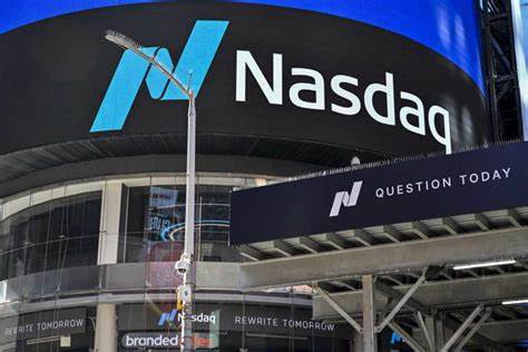 人工智能股票正在推动当前市场的回暖,本文深入分析其背后的驱动力,探讨为什么此次市场激情不同于上世纪末的互联网泡沫。内容涵盖技术创新、企业基本面、投资者态度及宏观经济环境,帮助读者全面理解人工智能领域投资的长期潜力。
