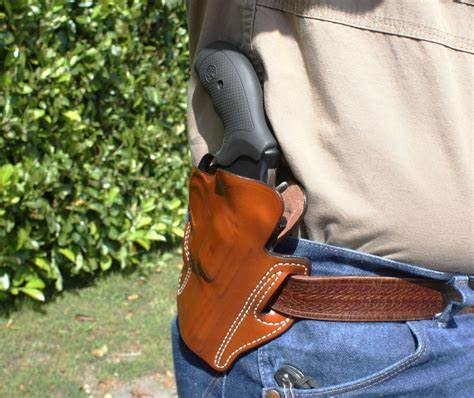 一次无执照公开携枪的科罗拉多之行,展现了当地独特的枪支文化和社会氛围,探讨了公开携枪的合法性、安全性及与日常生活的融合,带来不一样的旅行体验。
