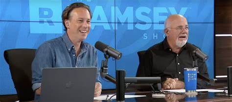 一对芝加哥夫妇因意外赢得百万美元刮刮乐彩票奖金而震惊,理财专家戴夫·拉姆齐为他们及广大读者提供了应对突发巨额财富的理财建议,帮助实现财务自由和稳健规划。
