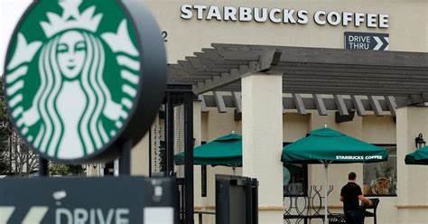 围绕星巴克首席技术官周一辞职并由公司高管出任临时技术负责人展开,分析技术革新、AI落地、店面关停与裁员等举措对企业运营、员工以及消费者的影响,并探讨未来风向与潜在风险。
