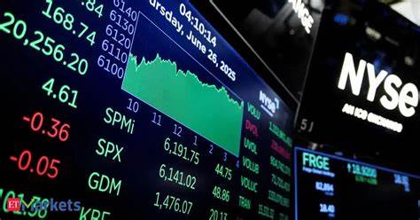 在人工智能技术不断推动市场发展的背景下,标普500和纳斯达克指数双双刷新历史收盘纪录,甲骨文公司凭借强劲的AI相关云服务需求实现了股价大涨。这种市场表现背后反映了投资者对美联储降息预期的乐观情绪以及科技股,尤其是芯片股与数据中心电力供应商的利好影响。
