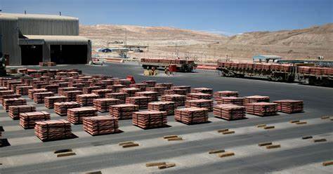 随着全球矿业格局持续变化,BHP选择专注于自身铜矿资源的有机扩张战略,而非追求大型并购。业内专家认为,BHP短期内不太可能介入Anglo American和Teck Resources的合并交易,显示矿业巨头在转型期更倾向稳健发展。本文深入剖析BHP的战略选择及其对全球铜矿市场的影响。
