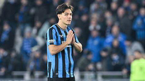 阿尔顿·贾沙里,这位来自瑞士的年轻中场球员,凭借出色的表现和不断攀升的市场价值,正逐步在欧洲足坛崭露头角。凭借其在布鲁日俱乐部的稳定发挥和对未来的坚定信念,贾沙里被视为瑞士国家队新一代防守中场的有力接班人,同时也赢得了众多足球迷的关注和赞赏。
