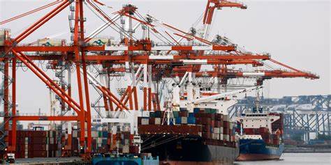 本文深入探讨当前市场信心的下降趋势,分析其背后的原因及对全球经济和投资环境的影响,帮助读者全面理解信心波动对市场动态的重要作用。
