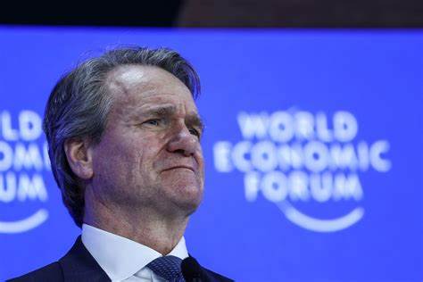 美国银行正在展开激烈的继任者竞争,三位高管被提升至关键职位,成为未来接班CEO的有力竞争者。本文深入分析三位候选人的背景、职责及其在银行发展中的关键作用,展望美国银行未来发展方向。
