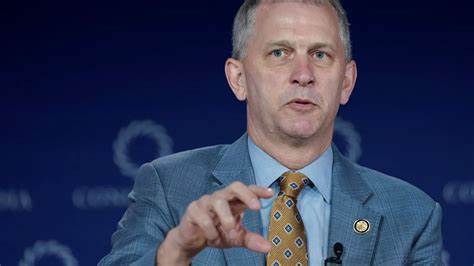 随着特朗普政府对革命风电(Revolution Wind)项目下令停工,能源巨头Eversource及其下属公用事业企业遭遇显著的财务压力和不确定性。尽管Eversource已将其海上风电项目股份出售,仍需承担部分项目成本,这一复杂局势对公司信用评级构成潜在威胁。
