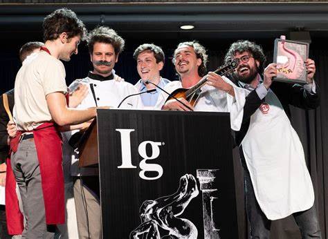 科学家通过物理学方法解析卡乔艾佩佩(Cacio e Pepe)酱汁的秘密配方,揭示淀粉在其中的关键作用,实现了传统意大利美食的完美质感,研究成果不仅获得搞笑诺贝尔奖认可,也为烹饪科学注入全新视角。
