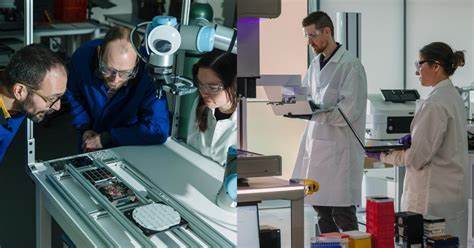 Lila Sciences凭借2.35亿美元的A轮融资,致力于构建科学超级智能,平台融合AI、软件与机器人技术,推动材料、化学及生命科学等领域自主科研创新,助力实现科学方法的智能加速与大规模应用,开启科学探索新时代。
