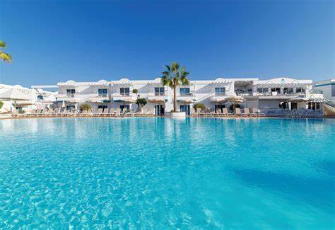 Arena Beach酒店位于科拉雷霍黄金地段,提供设施完善的公寓和多样化的休闲娱乐服务,是适合情侣和家庭度假的理想选择。结合丰富的餐饮选择和优越的地理位置,让您轻松享受丰富海岛生活。无隐藏费用,透明定价助力您的完美假期计划。
