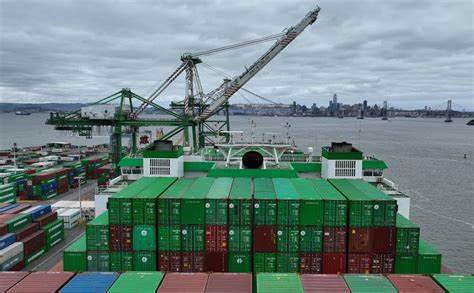 随着关税政策的实施,部分进口商品出现下降趋势,但依托人工智能技术的发展,计算机设备进口却展现出强劲增长势头,带动整体进口结构转型。本文深入分析关税对各类进口商品的影响及高科技领域的进口火爆现象,洞察未来贸易和技术发展趋势。
