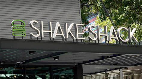 Shake Shack任命首任首席品牌官迈克尔·范努埃尔(Michael Fanuele),旨在通过加强品牌战略和广告投入,提升市场竞争力,实现销售增长和品牌价值最大化。本文深入解读这一重要人事变动及其对Shake Shack未来发展的深远影响。
