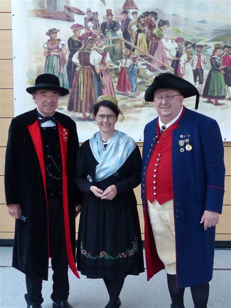 深入探索符腾堡(Württembergische)传统服饰的历史渊源、独特款式与现代演变,解读服饰细节、配饰含义与节庆场景,让读者全面了解巴登-符腾堡地区的民族服饰文化和实用选购建议。
