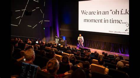 随着人工智能技术的迅猛发展,产业领域正在经历前所未有的变革。本文全面回顾了过去九个月内AI在各行各业的应用进展与趋势,深入探讨了技术创新、企业实践及未来展望,助力读者把握行业脉搏,抢占智能时代先机。
