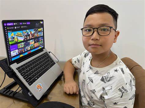 年仅11岁的编程天才Buldakov凭借自主开发的Scratch插件,成功入围全球知名游戏平台Playgama官方开发包,展示了少年创新力量,也彰显了编程教育和社区支持的重要性。本文深度探析这一跨时代的少儿编程成功案例,展望其对未来游戏开发和青少年技术培养的深远影响。
