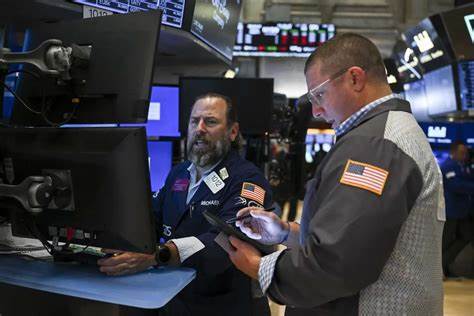 随着美联储在稳定金融体系和促进就业之外,增加了对长期金融稳定的关注,债券市场的传统交易规则正在经历深刻调整。投资者和交易者必须重新评估风险管理和投资策略,以应对美联储新的第三使命带来的挑战和机遇。
