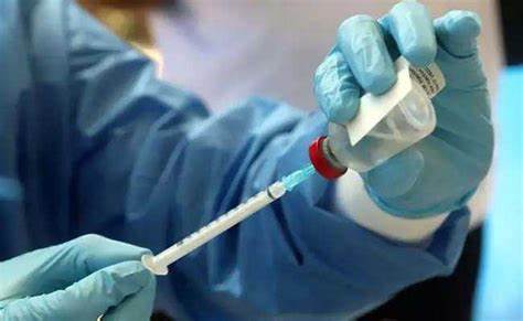 尼帕病毒是一种致命性病毒,近期科学家首次启动人类疫苗临床试验,这一突破性进展可能彻底改变全球公共卫生格局。本文深入探讨试验背后的科学原理、潜在影响及未来展望。
