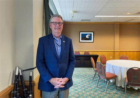 美国联邦储备银行堪萨斯城联储主席Jeffrey Schmid近日表示,鉴于通胀水平仍高于2%的目标值且劳动力市场依旧强劲,目前尚无紧急降息的必要,未来美联储的利率政策将基于更多经济数据的综合判断。
