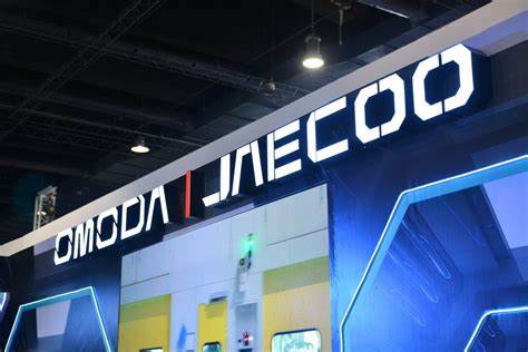 Lithia UK于2025年9月30日完成对英国经销商集团Hatfields的收购,涉四家Land Rover新车销售网点和一家OMODA JAECOO门店。交易保留Hatfields品牌并保全员工,为Lithia在英布局豪华车和中国新兴品牌开辟新机遇,同时对JLR零售网络与经销商整合趋势产生深远影响。
