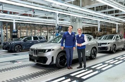 宝马位于匈牙利的制造工厂已完成全面升级,正式进入BMW iX3电动SUV的系列生产阶段。这一举措不仅标志着宝马电动车战略的重要里程碑,也体现了匈牙利工厂在全球电动车制造中的关键角色。

