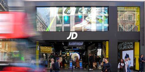 深入分析JD Sports时尚集团最新财报,探讨其营收增长背后的推动因素及利润下滑的原因,同时展望未来发展趋势与市场挑战。
