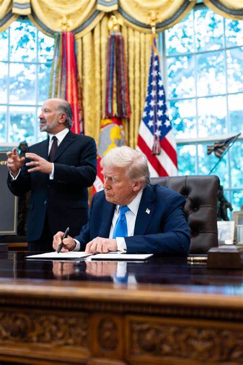 本文深入探讨美国政府宣布对高技能工作者H-1B签证征收每年十万美元费用的新政策及'黄金卡'快速签证项目,分析其背景、影响及未来可能的法律挑战,为读者提供全面的政策解读与行业视角。
