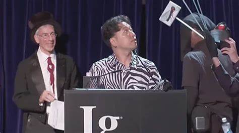 2025年搞笑诺贝尔奖颁奖典礼在波士顿大学盛大举行,获奖研究涵盖从斑马纹奶牛减少虫害到特氟龙添加食品的创新尝试,探索科学幽默背后的实际价值,激发公众对科学的兴趣与思考。
