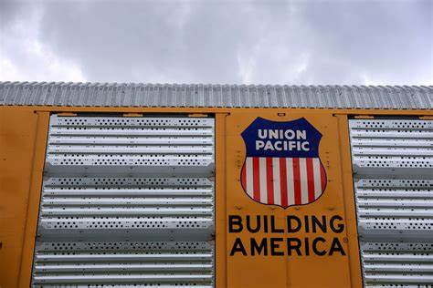 特朗普总统决定罢免负责评估铁路合并的监管机构成员,此举引起各界广泛关注,对铁路行业未来发展及监管环境产生深远影响。文章深入分析事件背景、影响和未来趋势。
