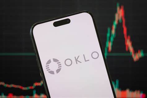 本文深入剖析Oklo公司股价在周一出现下跌的背后原因,结合最新的市场动态及公司发展进程,探讨其在核能行业中的竞争地位和未来发展潜力,为投资者提供详尽的参考与分析。
