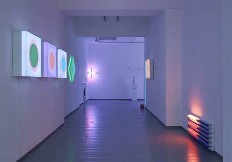 布莱恩·伊诺作为音乐与艺术领域的先锋人物,通过跨界创作与理论探讨,深刻影响了现代艺术的边界与定义。他的作品不仅改变了我们对音乐与视觉艺术的认知,更启发了艺术如何塑造未来世界的可能性。
