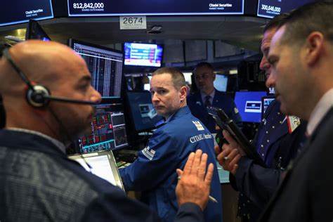 美股期货微跌,投资者观望特朗普签证新政影响
