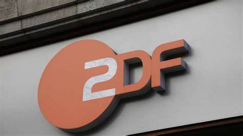 德国ZDF电视台风靡一时的环保纪录片系列《Hannes Jaenicke: Im Einsatz für》在播出16年、16集后宣布停播,这一系列以揭示濒危动物现状和生态环境问题著称。演员兼环保活动家汉内斯·雅尼克通过全球实地拍摄,直面环境破坏,唤醒大众环保意识。虽然节目画上句号,但未来合作仍有可能,为环保传播开启新篇章。
