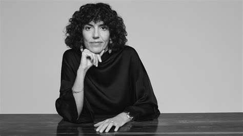 弗朗西斯卡·贝莱蒂尼被普遍认为将接任古驰首席执行官,带领这家意大利奢侈品牌迎来新的领导时代。她的丰富管理经验和过往成功记录有望为品牌注入活力,推动古驰在全球奢侈品市场中实现转型和增长。随着新的集团CEO卢卡·德·梅奥的上任,这一人事变动标志着科锐集团在调整战略、重振品牌方面迈出了关键步伐。
