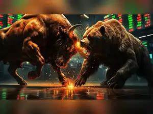 随着美国三大股指期货从历史高位回撤,黄金价格却逆势飙升至新纪录,市场表现反映出投资者对未来经济与货币政策的不确定性加深,同时科技巨头的动向与宏观经济数据成为市场关注焦点。
