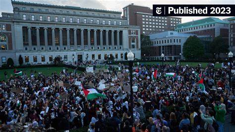 密苏里大学因禁止支持巴勒斯坦的学生团体参加校庆游行,被联邦法官裁定违反第一修正案保护的言论自由权利,引发校园言论自由和学生权利保护的广泛讨论。
