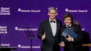 围绕贝森特在推动对阿根廷提供200亿美元后备资金的报道,本文从经济、政治与法律角度梳理潜在风险、可能后果与可行的风险缓释路径,帮助读者全面理解事件对美国财政与全球市场的影响。
