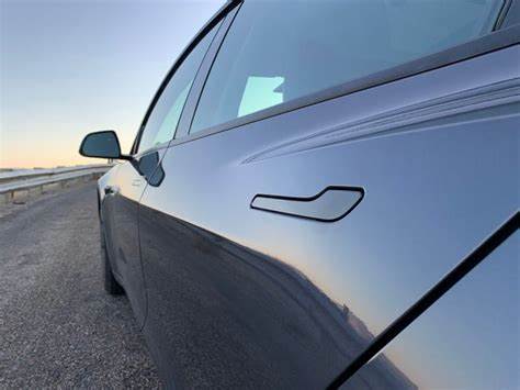 随着安全监管的加强,特斯拉对其备受争议的车门把手设计进行重要更新,旨在改善乘客在紧急情况下的逃生便利,满足全球不同市场的法规需求,同时提升整体用户体验。
