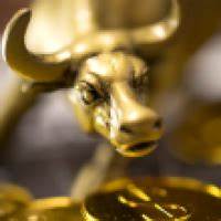 在美联储可能放松货币政策的背景下,美元走弱推动黄金价格屡创新高。文章解读美债收益率、通胀预期、就业数据与全球央行分歧如何联动货币与贵金属市场,并提供面向个人与机构投资者的策略思路与风险提示。
