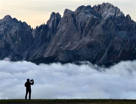 详细探讨iPhone 17 Pro配备的全新摄像系统,结合意大利多洛米蒂山脉的实地拍摄体验,全面分析全新的48MP 4倍长焦镜头、8倍长焦和创新摄影风格,揭示其在实际摄影中的表现与改进。
