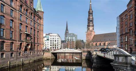 深入解析汉堡今日最新交通状况,全面呈现ViaMichelin平台提供的实时道路信息,助力出行规划与交通拥堵避让,实现高效出行体验。本文详细介绍汉堡街道施工、交通管制及道路堵塞等即时交通资讯,结合先进的导航技术为驾驶者提供实用建议。
