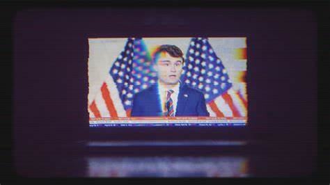 探讨当代网络空间中信息缺失如何促发仇恨、阴谋论和暴力,分析社交媒体算法对公共舆论的影响及其造成的社会分裂,呼吁改变媒介机制以停止暴力循环的持续。
