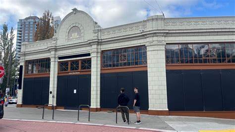 本文深入探讨星巴克决定永久关闭其位于西雅图的两家Reserve门店的原因和影响,分析这一举措对品牌定位、消费者体验以及咖啡行业未来发展的意义。
