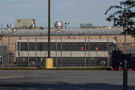 深入解析因白宫移民逮捕配额导致的乔治亚州大规模韩裔工人逮捕事件,探讨该事件对美韩关系、美国投资环境以及移民政策的深远影响和未来展望。
